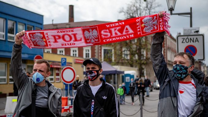 Lidé v Českém Těšíně i sousedním polském Těšíně protestovali proti uzavřené hranici, která rozdělila mnohé rodiny a řadě lidí znemožnila dojíždění za prací.