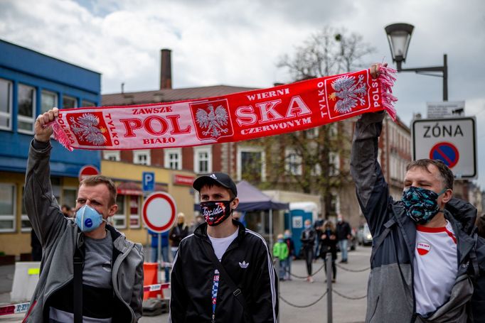 Lidé v Českém Těšíně i sousedním polském Těšíně protestovali proti uzavřené hranici, která rozdělila mnohé rodiny a řadě lidí znemožnila dojíždění za prací.