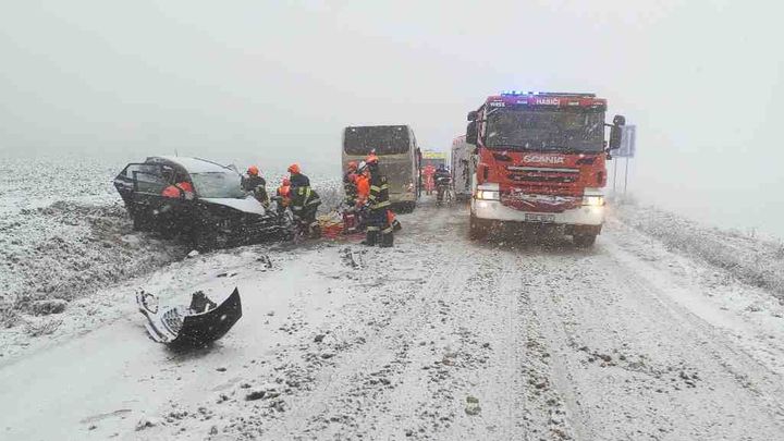 Česko zavalil sníh, komplikuje dopravu. Přes noc napadne dalších pět centimetrů