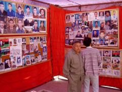 Stan s fotografiemi a jmény obětí Kaddáfího vlády z Al-Bajdá.