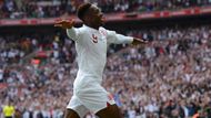 Danny Welbeck oslavuje svůj gól ve 36. minutě. To byl jediný gól utkání.