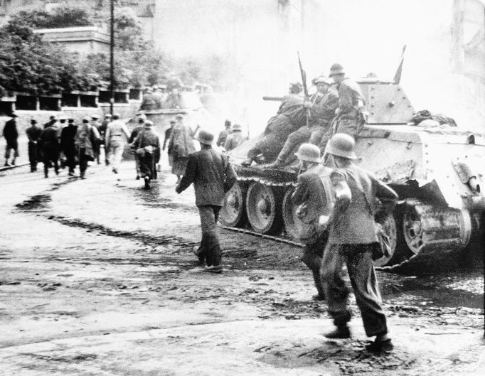 Řevnice, 6. května 1945. Příjezd kolony nákladních automobilů s příslušníky 1. pěšího pluku ROA na náměstí Victoria (dnes Krále Jiřího z Poděbrad).