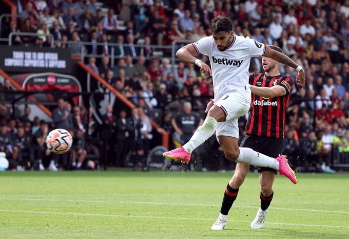 Lucas Paquetá z West Hamu pálí na branku Bournemouthu