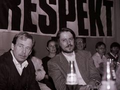 Ján Langoš (uprostřed) byl velký zastánce rychlého zveřejnění minulosti. Václav Havel ne.