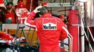 Německý pilot formule 1 Michale Schumacher odchází do boxů po té, co musel kvůli poruše motoru vzdát Velkou cenu Japonska.