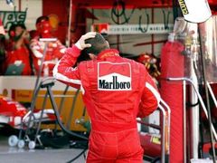 Německý pilot formule 1 Michale Schumacher odchází do boxů po té, co musel kvůli poruše motoru vzdát Velkou cenu Japonska.