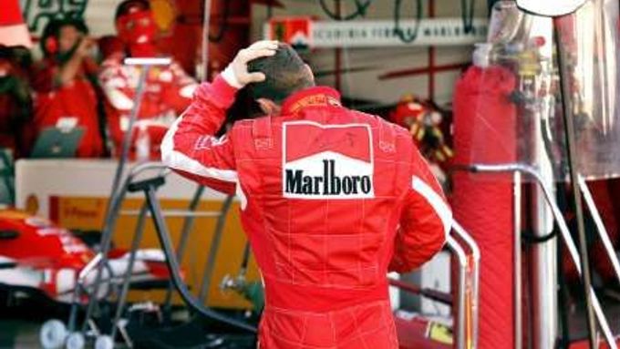 Německý pilot formule 1 Michale Schumacher odchází do boxů po té, co musel kvůli poruše motoru vzdát Velkou cenu Japonska.