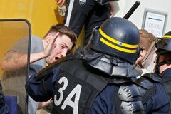 Litry slzného plynu znovu v akci. V Lille se do sebe chtěli znovu pustit Angličané s Rusy