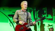 The Offspring vedení kytaristou a zpěvákem Bryanem Dexterem Hollandem (na snímku) vystoupili na Rock for People již potřetí.