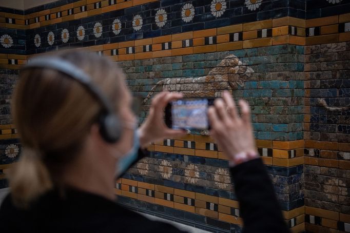 Návštěvnice v respirátoru si fotí starověkou Ištařinu bránu, jejíž zrekonstruovaná část je vystavena v Pergamonském muzeu.