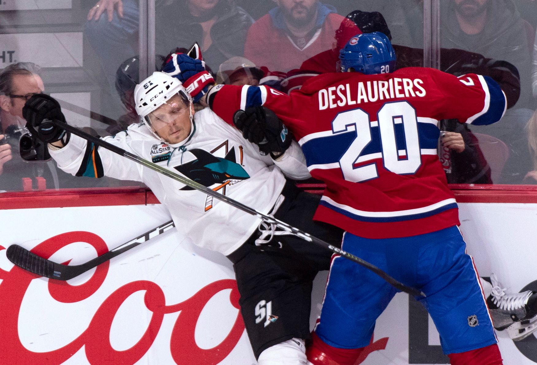 hokej, NHL 2018/2019, Montreal - San Jose, Radim Šimek (vlevo) v souboji s domácím Nicolasem Deslauriersem