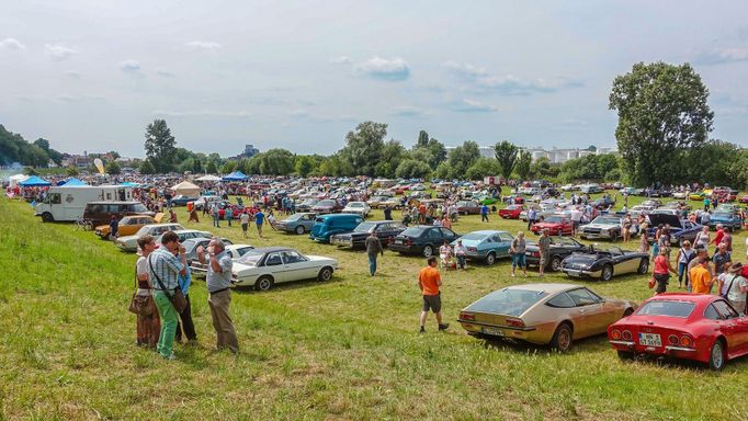 Veterány značky Opel parkující na louce v Rüsselsheimu jsou minulostí.