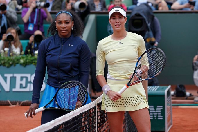 Serena Williamsová a Garbine Muguruzaová na French Open 2016