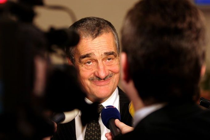 Karel Schwarzenberg odpovídá novinářům jako novopečený ministr zahraničí. Úřad převzal od Alexandra Vondry, který se stal vicepremiérem pro evropské záležitosti.