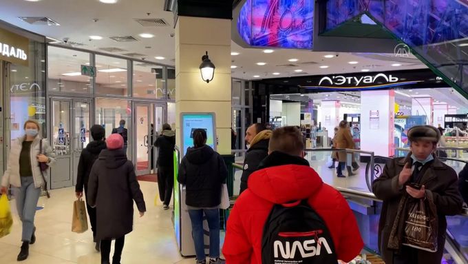 Před bankomaty se v Rusku tvoří fronty. Obyvatelé se obávají dalšího vývoje.