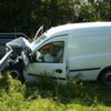Řidič strhl auto do svodidel