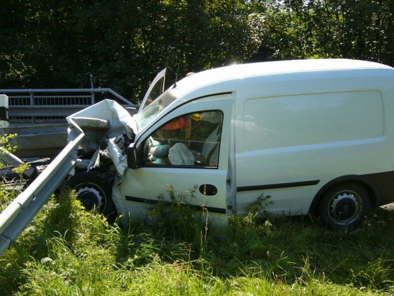 Řidič strhl auto do svodidel