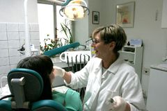 Zubaři hrozí, že začnou vybírat peníze za plomby