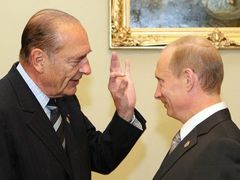 Francouzský prezident Jaques Chirac hovoří s ruským prezidentem Vladimírem Putinem