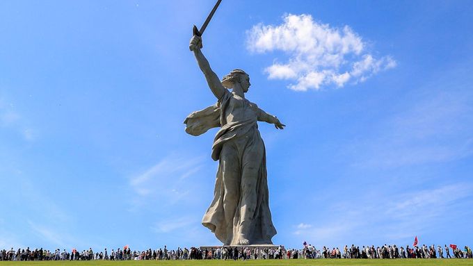 Rusové slaví výročí 80 let od konce 2. světové války vedle památníku Matka vlast volá na Mamajovově mohyle ve Volgogradu. 9. května 2025.