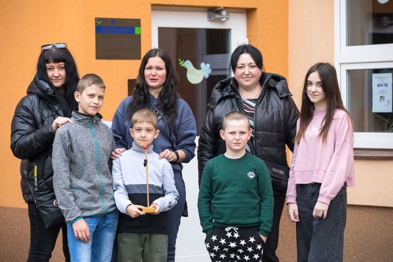 Děti, které začaly chodit do školy na Semilsku, spolu se svými matkami.