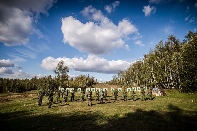 Sportovci byli rozděleni do dvou družstev, která se na pěchotní střelnici vystřídala u samopalu a pistole.