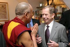 Havel se reinkarnoval, řekl to dalajláma. Je jeho vtělením Babiš?