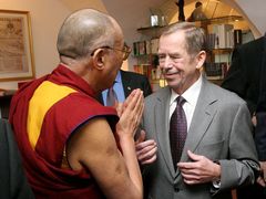 Václav Havel angers the Chinese by inviting the Dalai Lama to Prague
