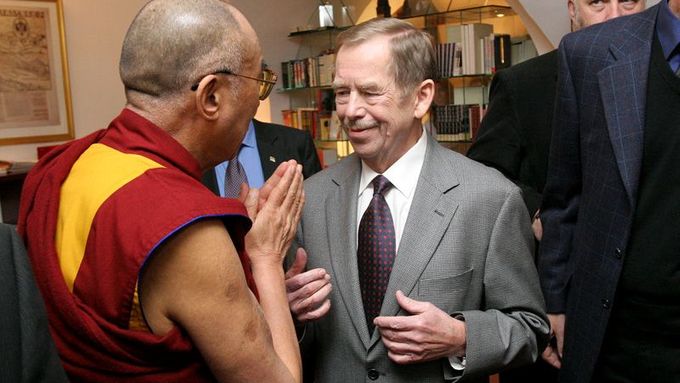 Dalajlama navštívil parlament, Havla i Topolánka. Z Prahy odlétá do Bruselu