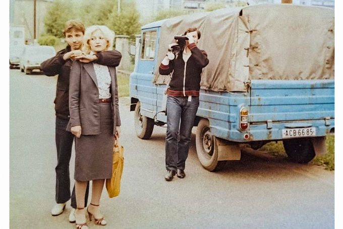 Jiří Straka při rekonstrukci pokusu o vraždu Vlasty Š., Poříčanská ulice, Praha-Hloubětín, 4. května 1985. Vrah demonstruje útok zezadu.