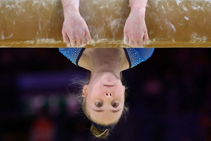 Gymnastka Eilidh Gorrell ze Skotska během cvičení na kladině, Hry Commonwealthu, Birmingham, Británie, 30. července 2022