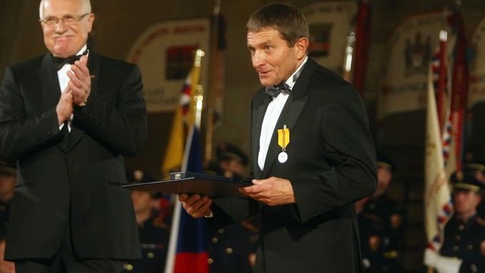 Josef Váňa přebírá medaili Za zásluhy