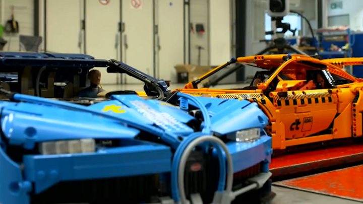 Kolik vydrží auto z Lega? Podívejte se na unikátní nárazový test Bugatti a Porsche