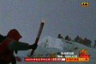Číňané vynesli olympijskou pochodeň na Everest
