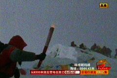 Číňané vynesli olympijskou pochodeň na Everest
