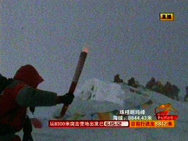 Olympijská pochodeň na Everestu