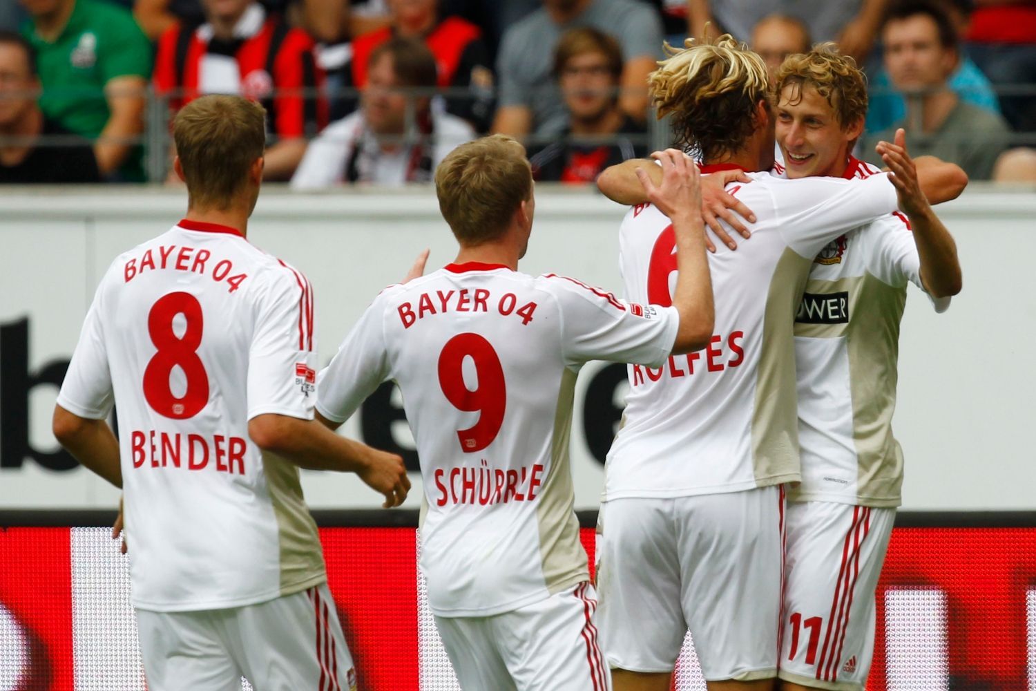 Fotbalisté Bayeru Leverkusen slaví gól Stefana Kiesslinga (vpravo) v utkání německé Bundesligy 2012/13 s Eintrachtem Frankfurt.