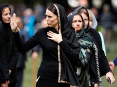 Novozélandská premiérka Jacinda Ardernová přišla do parku v Christchurch uctít památku obětí útoku na mešity.
