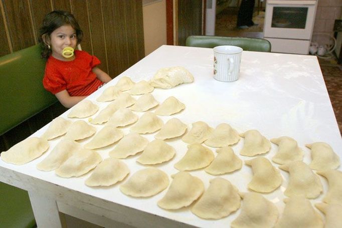 První dny v novém příbytku se živila tatrankami, teď už se těší na cikánskou lahůdku, pišoty z bramborového těsta s mletým masem