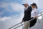 V úterý zavítal do postižených oblastí v Texasu také americký prezident Donald Trump s manželkou Melanií.