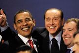 A toto už je vítání na summitu G20. Na snímku se smějí prezident Barack Obama (vlevo), italský premiér Silvio Berlusconi (uprostřed) a ruský prezident Dmitrij Medveděv.