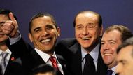 A toto už je vítání na summitu G20. Na snímku se smějí prezident Barack Obama (vlevo), italský premiér Silvio Berlusconi (uprostřed) a ruský prezident Dmitrij Medveděv.