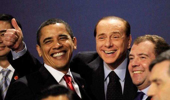 A toto už je vítání na summitu G20. Na snímku se smějí prezident Barack Obama (vlevo), italský premiér Silvio Berlusconi (uprostřed) a ruský prezident Dmitrij Medveděv.