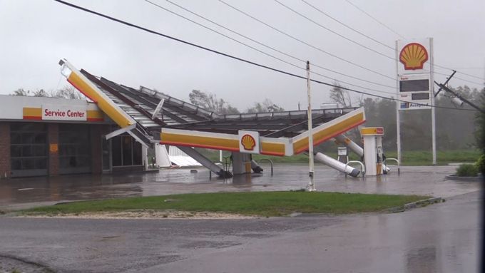 Zborcená benzínka, vyvrácené stromy, stržené střechy. Řádění hurikánu Ida na jihu Louisiany