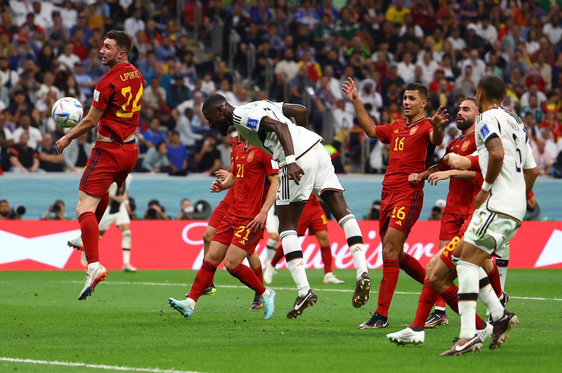 Antonio Rüdiger dává neuznaný gól v zápase MS 2022 Španělsko - Německo