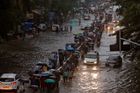 Silné deště zatopily indickou Bombaj. Sezonní záplavy v jižní Asii si už vyžádaly přes 1500 obětí