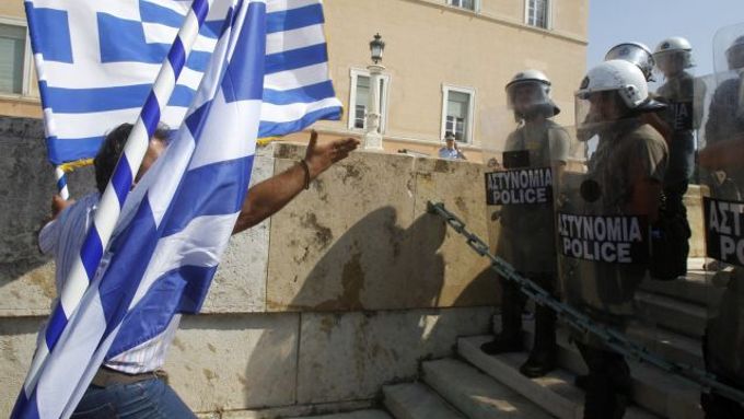 Vládní škrty vyvolaly v Řecku vlnu protestů. Ilustrační foto.