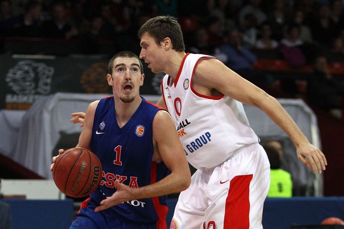 VTB liga, Nymburk - CSKA Moskva: Pavel Houška - Nando de Colo