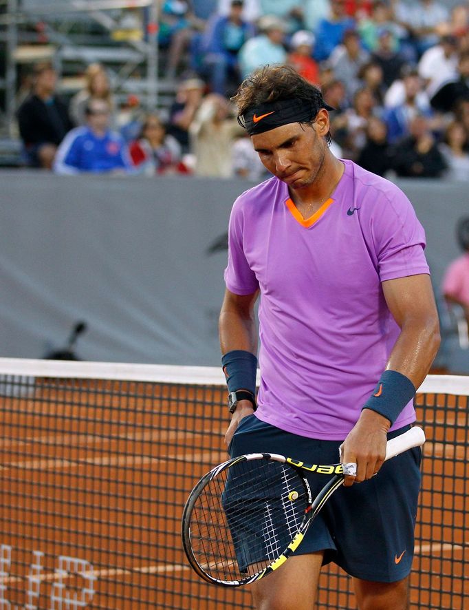 Rafael Nadal smutní po finálové porážce s Horaciem Zeballosem na antukovém turnaji v chilském městě Viňa del Mar