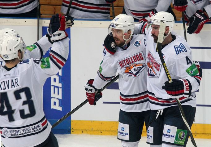 Finále KHL, Lev-Magnitogorsk: Sergej Mozjakin (10) a Chris Lee